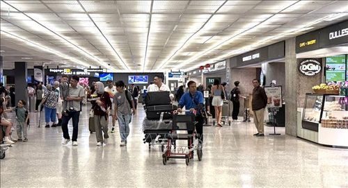 Hành khách tại ga đến Sân bay quốc tế Washington Dulle.