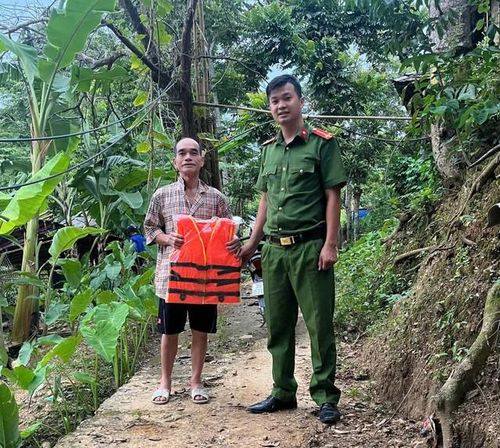 Công an xã Trung Sơn tuyên truyền người dân phòng tránh lụt bão. (Ảnh: CTV)