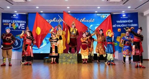Trích đoạn “Quang Trung lên ngôi” trong vở “Mặt trời đêm thế kỷ”. 