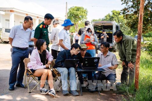 Kỹ thuật viên theo dõi, điều khiển UAV trong quá trình bay thử nghiệm. Ảnh: Giang Phương - TTXVN