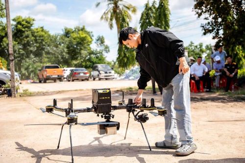 Kỹ thuật viên kiểm tra các thông số kỹ thuật của UAV trước khi đưa phương tiện vào bay thử nghiệm. Ảnh: Giang Phương - TTXVN