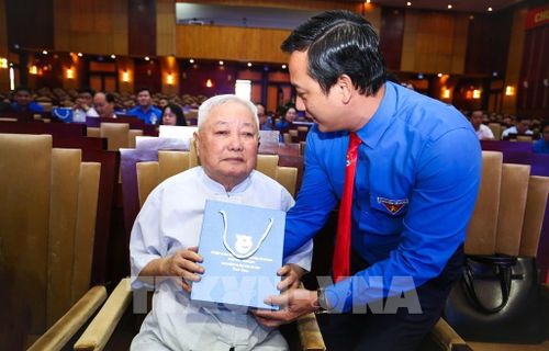 Đại diện thế hệ trẻ, Bí thư Tỉnh đoàn Tây Ninh Trần Hải Phú gửi lời tri ân đến ông Đặng Văn Ninh, nguyên Phó Chủ tịch Thường trực UBND tỉnh Tây Ninh, người đã dành tuổi trẻ cho sự nghiệp đấu tranh, xây dựng và bảo vệ Tổ quốc. Ảnh: Giang Phương - TTXVN