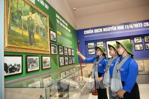 Thanh niên Tây Ninh về nguồn tại Căn cứ Trung ương Cục miền Nam, tìm hiểu những dấu mốc lịch sử, bồi đắp lòng yêu nước và lý tưởng cách mạng. Ảnh: Giang Phương - TTXVN