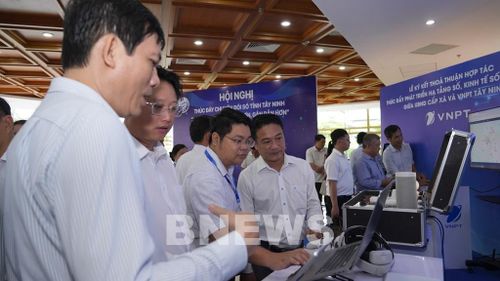 Lãnh đạo các xã, phường trên địa bàn tỉnh Tây Ninh tham quan, trải nghiệm các giải pháp công nghệ, nền tảng số được giới thiệu tại một sự kiện về khoa học, công nghệ và chuyển đổi số. Ảnh: Minh Phú - TTXVN