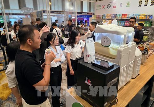 Đại biểu trải nghiệm các thực phẩm đồ uống phục vụ ngành du lịch tại diễn đàn. Ảnh: Trần Lê Lâm - TTXVN