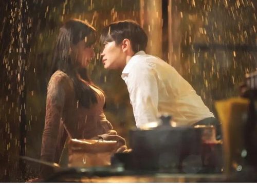 Trong “King the Land”, Lee Jun Ho vào vai Gu Won, người thừa kế một tập đoàn khách sạn giàu có nhưng lạnh lùng và khép kín. Mọi thứ thay đổi khi anh gặp Cheon Sa Rang (Lim Yoona), nữ nhân viên khách sạn luôn giữ thái độ vui vẻ. Một trong những điểm hấp dẫn nhất của bộ phim là hình tượng nam chính “yêu trước và yêu sâu đậm”. Cảnh hôn trong nhà bếp khi hệ thống vòi phun nước hoạt động được xem là một trong những khoảnh khắc đáng nhớ nhất của phim. Lee Jun Ho và Lim Yoona cũng nhận nhiều lời khen nhờ phản ứng hóa học ăn ý.