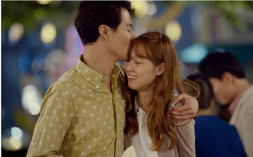 Zo In Sung vào vai Jang Jae Yeol, một nhà văn nổi tiếng mang trong mình những tổn thương từ thời thơ ấu và vấn đề về sức khỏe tinh thần. Với sự hỗ trợ của bạn bè và Ji Hae Soo (Kong Hyo Jin), anh dần đối diện với quá khứ và học cách dựa vào những người xung quanh. Điểm khiến những cảnh hôn trong phim trở nên đặc biệt là chúng xuất hiện sau quá trình hai nhân vật liên tục tranh cãi và tồn tại nhiều căng thẳng tình cảm. Hae Soo và Jae Yeol ban đầu thường xuyên đối đầu, vì vậy khi họ thừa nhận cảm xúc dành cho nhau, những khoảnh khắc thân mật càng trở nên giàu cảm xúc. Phản ứng hóa học giữa Zo In Sung và Kong Hyo Jin cũng là một điểm sáng của tác phẩm.