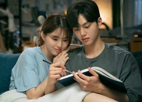 Khác với những tác phẩm trên, Dẫu biết mang màu sắc trưởng thành và táo bạo hơn. Han So Hee và Song Kang vào vai Yoo Na Bi và Park Jae Eon, hai người trẻ bước vào một mối quan hệ vừa hấp dẫn vừa nhiều bất ổn. Bộ phim từng gây tranh luận tại Hàn Quốc vì nội dung và những cảnh thân mật, nhưng đồng thời tạo hiệu ứng mạnh trên mạng xã hội, đặc biệt tại Việt Nam. Sức hút của cặp đôi chính giúp Dẫu biết trở thành một trong những tác phẩm tình cảm được bàn luận nhiều.