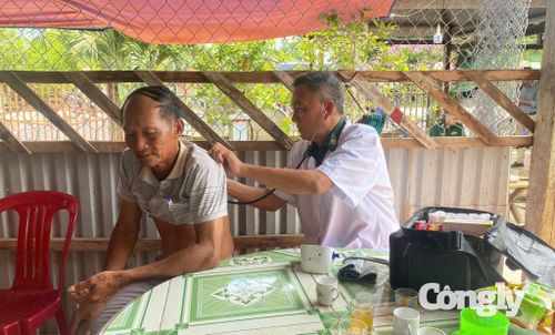 Thiếu tá Phạm Văn Mạnh đi đến tận nhà để khám chữa bệnh cho người dân.