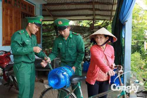 Nước sạch được cán bộ chiến sĩ Đồn Biên phòng Xuân Đài mang đến các hộ dân.