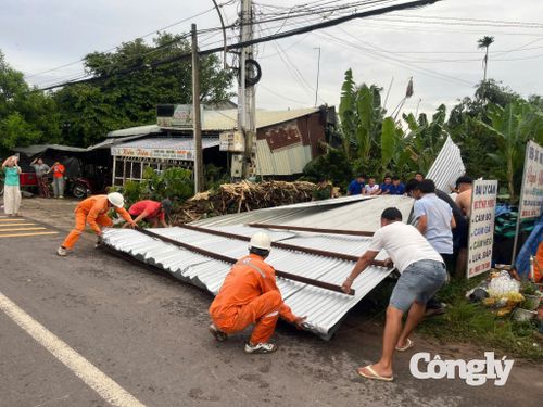 Mưa dông, gió lốc khiến một số nhà dân trên địa bàn bị tốc mái.