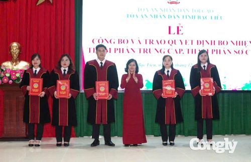 Thẩm phán Nguyễn Văn Nhựt (người thứ 3 từ trái qua) nhận Quyết định bổ nhiệm Thẩm phán
