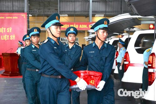 Di chuyển các mẫu hài cốt liệt sĩ.