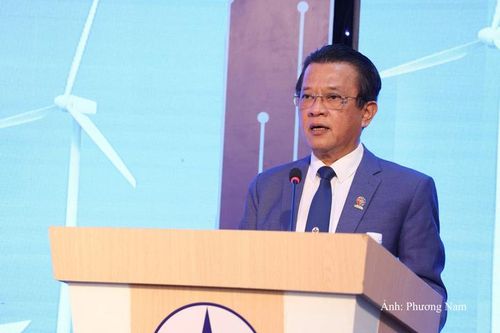 Ông Ngô Tấn Cư, Thành viên HĐTV, Tổng giám đốc EVNCPC phát biểu tại Hội nghị.
