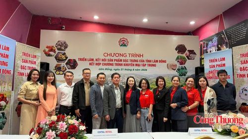 Các đại biểu chụp ảnh lưu niệm.
