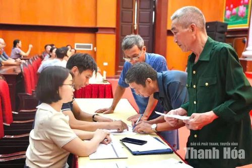 Người dân thực hiện các thủ tục liên quan đến bồi thường, hỗ trợ khi Nhà nước thu hồi đất thực hiện dự án trên địa bàn xã Lưu Vệ.