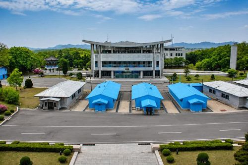 Khu vực An ninh Chung tại Bàn Môn Điếm, nơi diễn ra các tiếp xúc ngoại giao lịch sử giữa hai miền Triều Tiên.