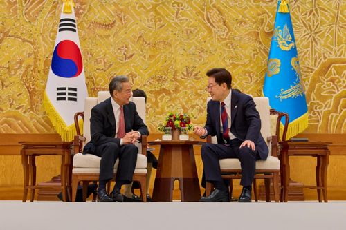 Ngoại trưởng Vương Nghị và Tổng thống Hàn Quốc Lee Jae Myung, ngày 20/8. Ảnh: SCMP.