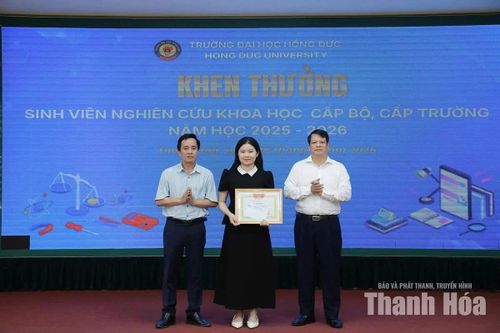 Ban Giám hiệu Trường ĐH Hồng Đức trao thưởng cho sinh viên đạt thành tích trong hoạt động NCKH năm học 2025-2026.
