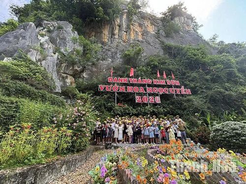 Đoàn khách đến từ Hà Nội chụp ảnh lưu niệm tại danh thắng Kim Sơn.