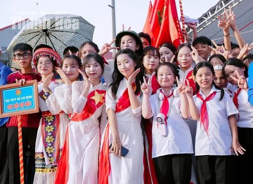Thanh thiếu nhi thôn Bộ Đầu, xã Hậu Lộc chụp ảnh lưu niệm tại hội trại hè.