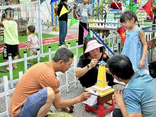 Các bậc phụ huynh chung tay trang trí, hoàn thiện trại, góp sức làm nên ngày hội.