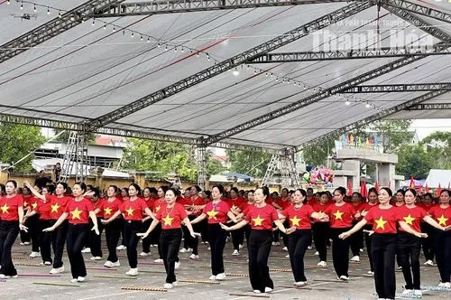 Các CLB người cao tuổi, CLB liên thế hệ tham gia đồng diễn tại Hội trại Thanh thiếu nhi xã Hậu Lộc.