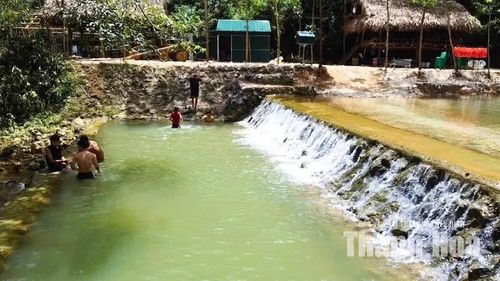 Với những bạn trẻ yêu thích khám phá, hang Quăn cũng mang đến nhiều trải nghiệm thú vị. Những vách đá, mặt nước trong xanh, dòng thác nhỏ và khu rừng bao quanh tạo nên nhiều góc chụp ấn tượng.