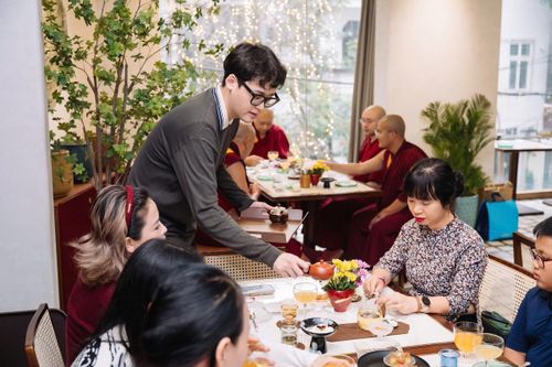 Nhà hàng đã có nhiều dịp đón tiếp các tăng đoàn Phật giáo đến thưởng trà, thưởng chay.