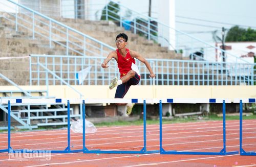 Vận động viên thi đấu môn điền kinh.