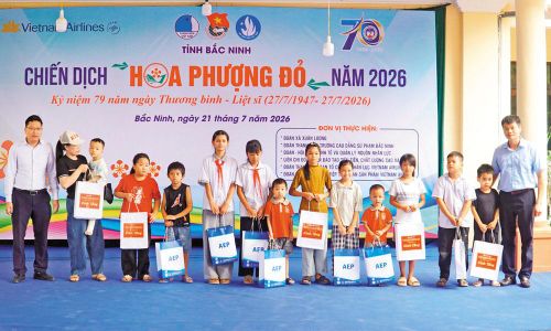 Các em học sinh vượt khó học giỏi trên địa bàn xã Xuân Lương được trao quà trước thềm năm học mới.