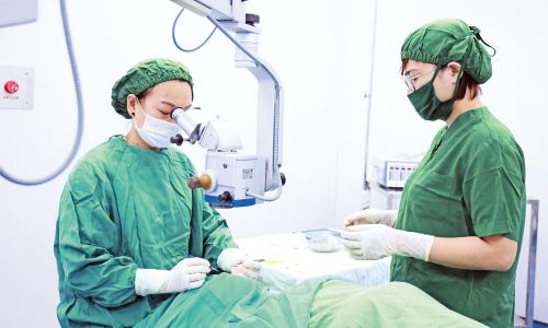  Bác sĩ Bệnh viện Đa khoa Thuận Thành làm chủ kỹ thuật phẫu thuật mộng ghép giác mạc tự thân. 
