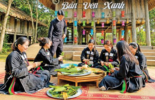 Hoạt động trải nghiệm làm bánh tại Điểm du lịch cộng đồng bản Ven (xã Xuân Lương).