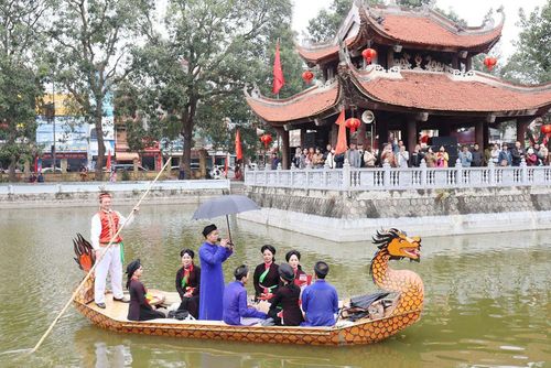 Du khách trải nghiệm diễn xướng quan họ trên thuyền tại hội Lim. Ảnh: Thuận Thảo.