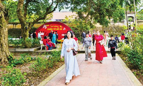 Du khách tham quan chùa Bổ Đà (phường Vân Hà).