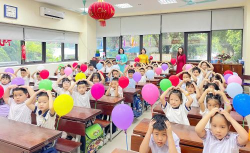  Cô và trò Trường Tiểu học Suối Hoa (phường Kinh Bắc) trong ngày tựu trường. 