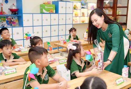 Giáo viên Trường Tiểu học và Trung học cơ sở Hoàng Hoa Thám (phường Võ Cường) tặng quà cho học sinh trong ngày đầu tới lớp. 