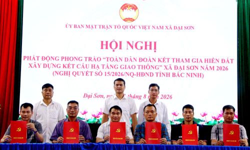 Lãnh đạo xã Đại Sơn chứng kiến các thôn đăng ký tham gia phong trào.