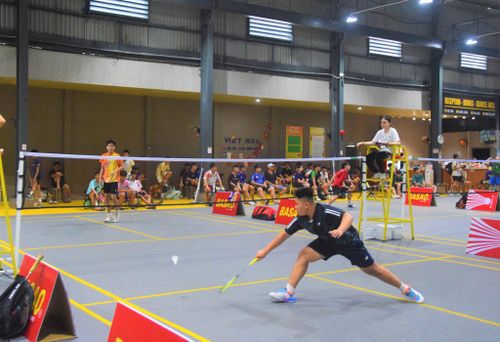 Vận động viên thi đấu tại Giải cầu lông các nhóm tuổi thành phố Đà Nẵng mở rộng - tranh giải Hiếu Con Badminton năm 2026. Ảnh: NGUYÊN KHANG