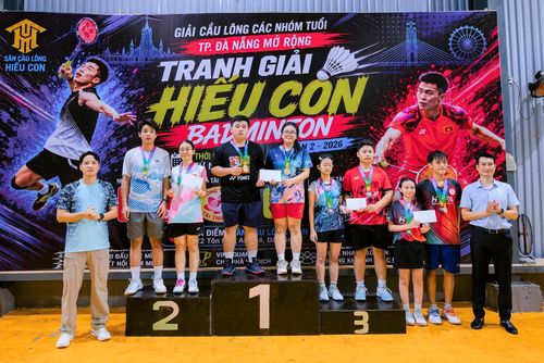 Ban tổ chức khen thưởng các tay vợt xuất sắc tại Giải cầu lông các nhóm tuổi thành phố Đà Nẵng mở rộng - tranh giải Hiếu Con Badminton năm 2026. Ảnh: NGUYÊN KHANG