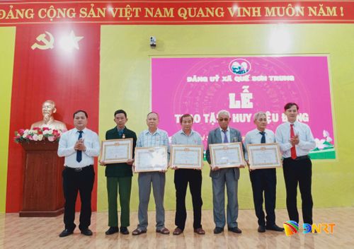Lãnh đạo Đảng ủy xã Quế Sơn Trung trao Huy hiệu 45 năm tuổi Đảng cho các đảng viên. Ảnh: DUY THÁI