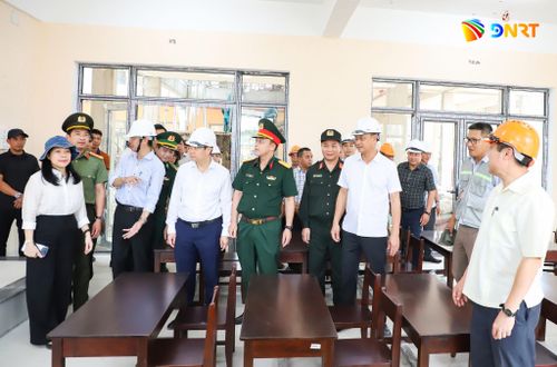 Lãnh đạo thành phố kiểm tra khối phòng học. Ảnh: NGỌC PHÚ