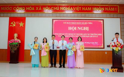 Lãnh đạo xã Hà Nha trao quyết định bổ nhiệm 4 hiệu trưởng của 4 trường mới thành lập. Ảnh: KHẢI KHIÊM - HỨA MẬN