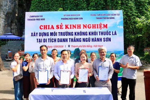 Đại diện Trung tâm Kiểm soát bệnh tật Đà Nẵng, Tổ chức CTFK, UBND phường Ngũ Hành Sơn và Khu di tích danh thắng Ngũ Hành Sơn ký cam kết xây dựng "Khu di tích văn hóa - du lịch không khói thuốc lá". Ảnh: CDC