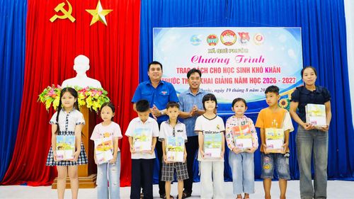 Chương trình trao sách giáo khoa, tiếp sức học sinh có hoàn cảnh khó khăn tại xã Quế Phước trước thềm năm học mới. Ảnh: ĐVCC