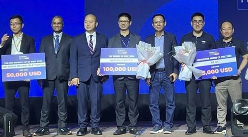 Đại diện Naiscorp Robotics (thứ 4, bên trái sang) nhận giải tại QVIC 2026. Ảnh: DISSC cung cấp