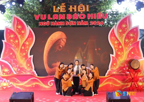 Một tiết mục văn nghệ trong lễ khai mạc truyền tải thông điệp về tinh thần vu lan báo hiếu. Ảnh: QUỐC TUẤN