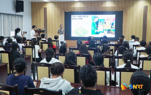 Thầy cô và sinh viên Trường Đại học Kinh tế, Đại học Đà Nẵng lắng nghe chủ thể OCOP chia sẻ về mô hình thực tiễn. Ảnh: PHAN VINH