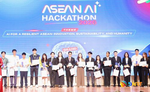 Các đội thi vào vòng Chung kết nhận kỷ niệm chương của ban tổ chức. Ảnh: NGỌC HÀ