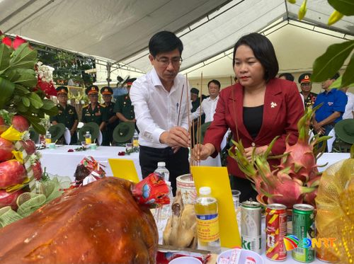 Lãnh đạo thành phố dâng hương tưởng niệm các anh hùng liệt sĩ Đặc công Biệt động Lê Độ sáng 21/8. Ảnh: KHÁNH LINH